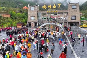 稻城亚丁2025年游客量突破百万大关：生态与智慧旅游并...